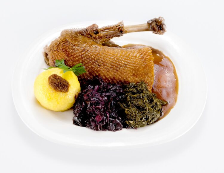 Leckerer Gänsebraten in ihrem Restaurant am Boddensee in Birkenwerder. Wildgerichte, Spargelgerichte, Pilzgerichte.